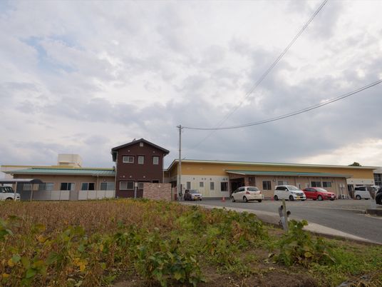 田園に囲まれた建物外観