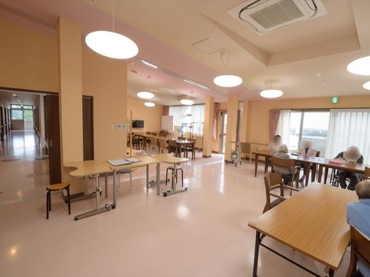 広々とした明るい食堂