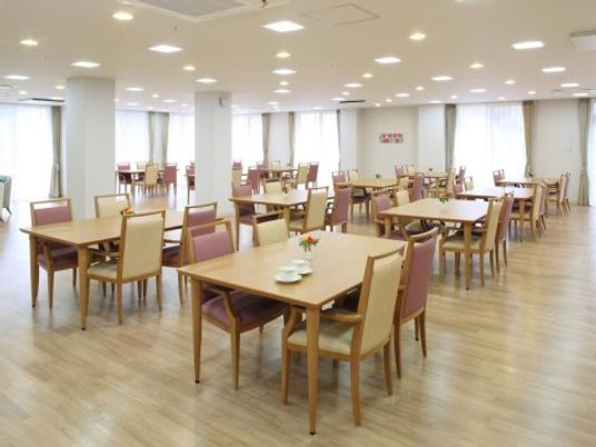 広々とした明るい食堂