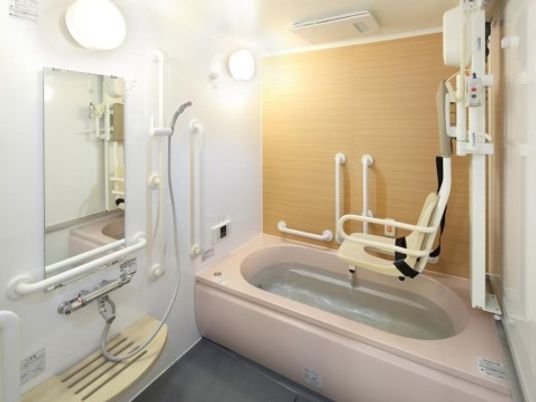 バリアフリー設計の浴室