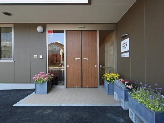 花が飾られたエントランス