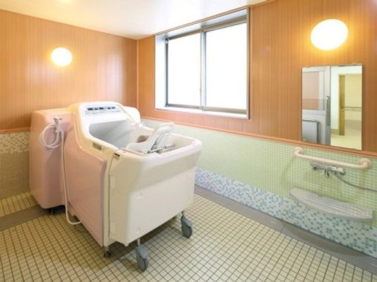 清潔なバリアフリー浴室
