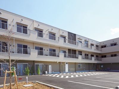 新築そうな外観の建物