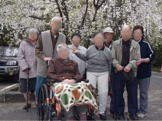 桜の下の笑顔の集合