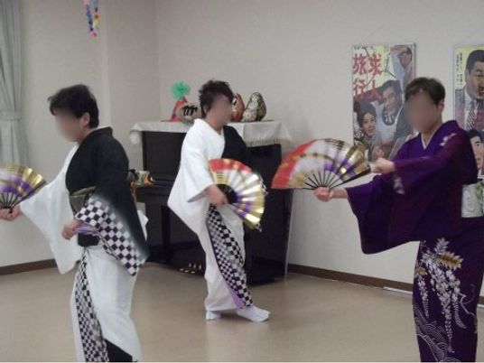 和風衣装を着た人々の趣味活動