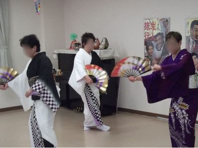 和風衣装を着た人々の趣味活動