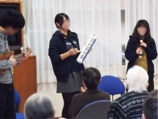 音楽演奏を楽しむ人々
