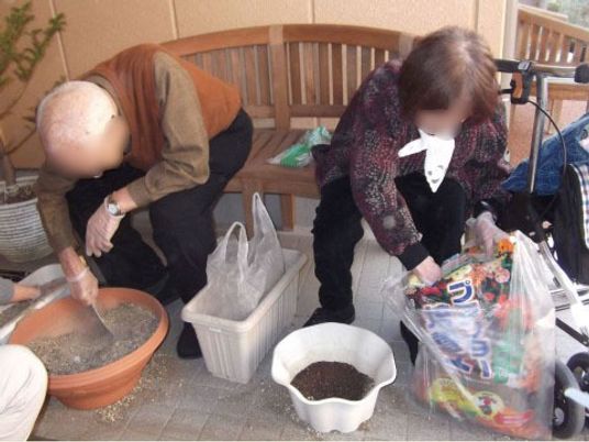 居室で活動する人々
