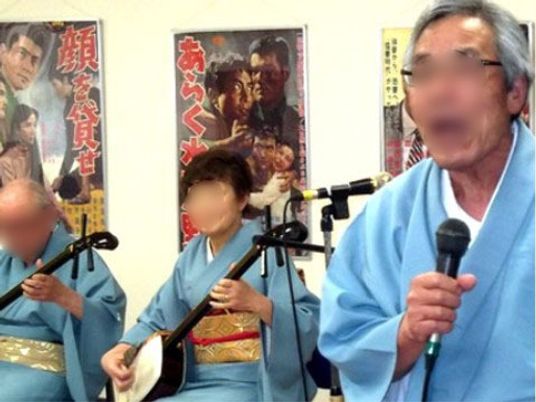 着物姿の人々と掲示物