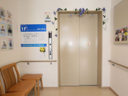 エレベーターと掲示板