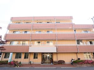 ピンク色の建物の外観