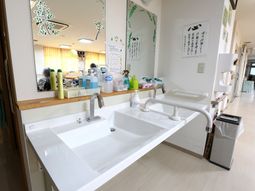 清潔な洗面台と鏡