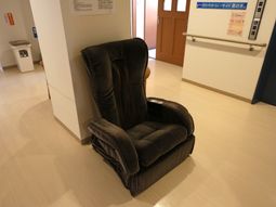 快適な椅子がある廊下