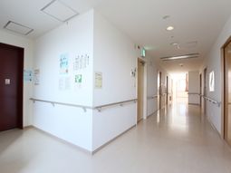明るい施設の廊下
