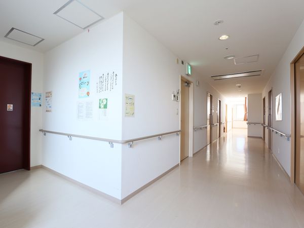 明るい施設の廊下