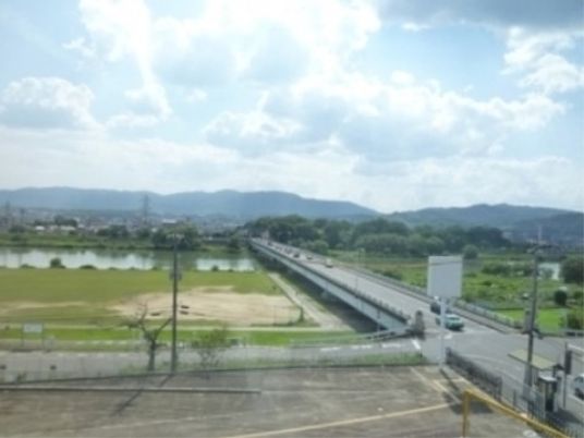 広々とした景観の窓辺