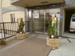 エントランスの花壇装飾