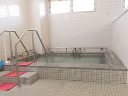 明るい浴室の様子