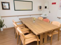 木製テーブルと椅子の食堂