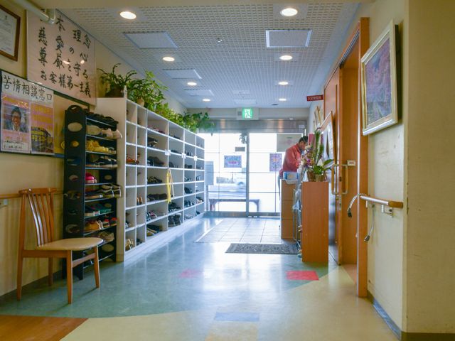 エントランスの静かな様子 エントランス 広々として清潔感のある入り口は、訪れる人を温かく迎えます。スタッフが丁寧に植物の手入れをしており、心地よい環境が保たれています。