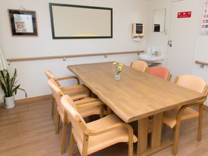 共用スペースのシンプルなテーブル