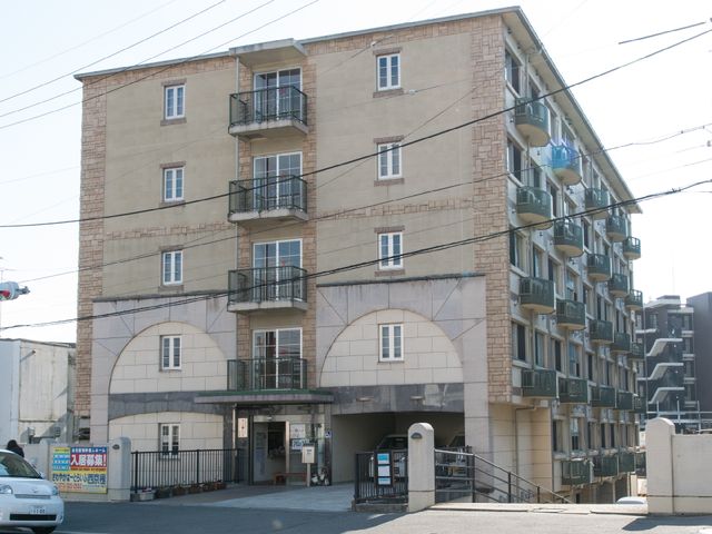 外観の建物正面 外観 開放感に満ちた建物入口からは、温もりを感じさせる設計が見て取れます。安心感を持って働くことができる環境です。