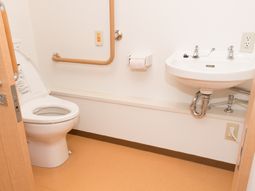 手すり付きのトイレ空間