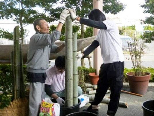 植物の手入れをする人々