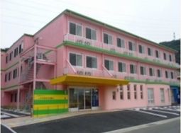 ピンクの建物外観