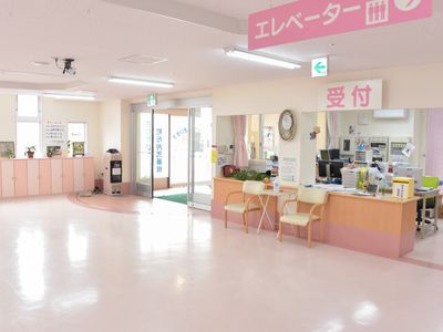 明るく広々とした受付