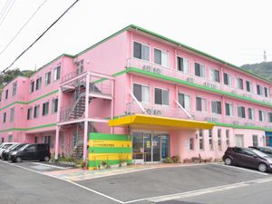 ピンクの外壁の建物