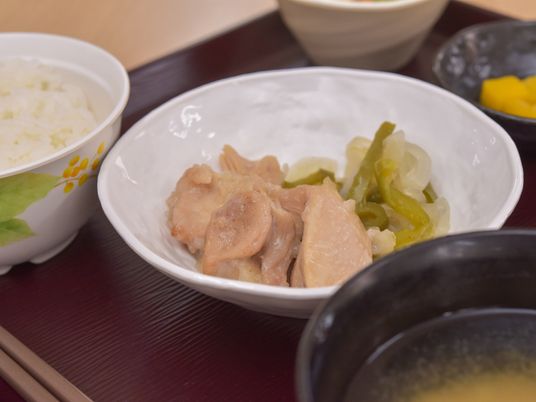 温かい食事の料理