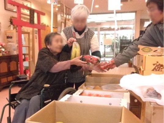 フルーツ配布の様子
