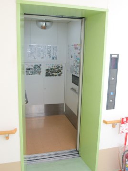 緑の枠のエレベーター入口