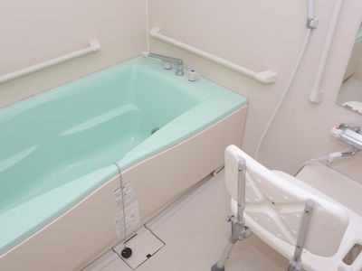 バリアフリー設計の浴室