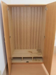 木目調のシンプルなクローゼット