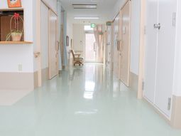 清潔感ある明るい廊下