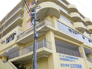 黄色い建物の外観