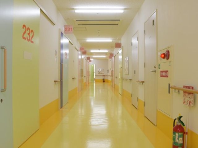 カラフルな廊下 廊下 明るく清潔感ある廊下は、広々として歩きやすく、日々の業務も快適に行える空間となっています。