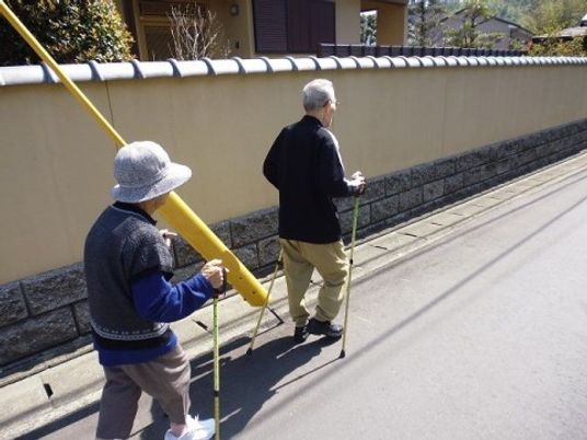 散歩する人々と外壁