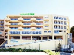 明るい外観の建物