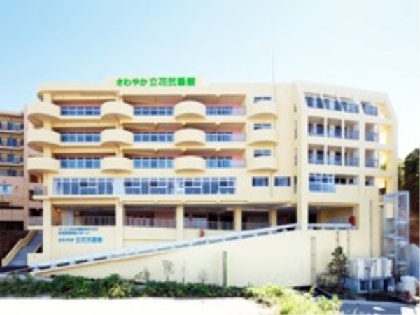 明るい外観の建物