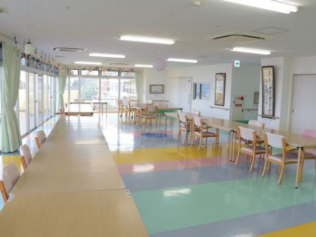 明るい環境の食堂 リビング カラフルな床が特徴的なダイニングルームです。快適にお食事を楽しみながら、コミュニケーションも取りやすい設計になっています。