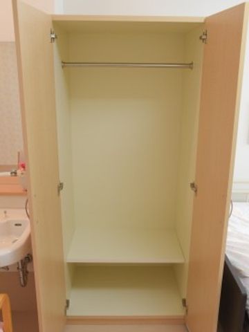 広々とした収納クローゼット 収納 ゆとりのある設計のクローゼットです。個人の荷物を整理しやすい、使い勝手の良い空間が配慮されています。