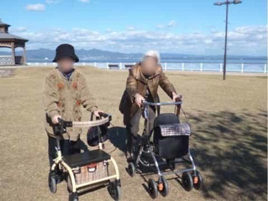 散歩するシニア二人組