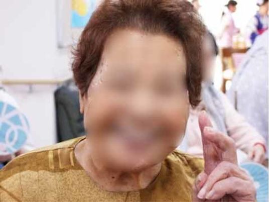 笑顔の高齢者とスタッフ