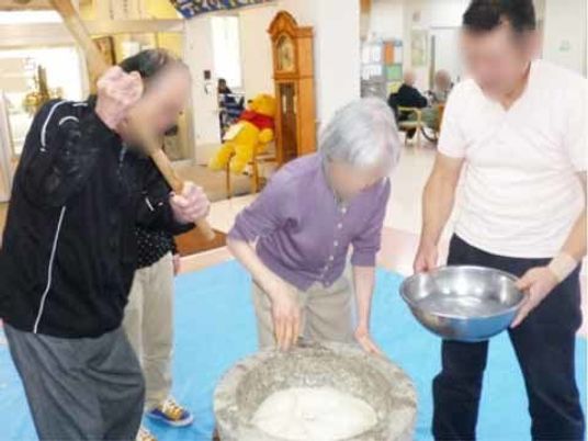 活動を楽しむ人々