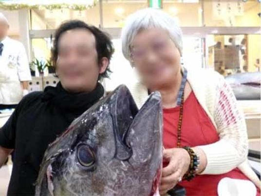 利用者様と大きな魚