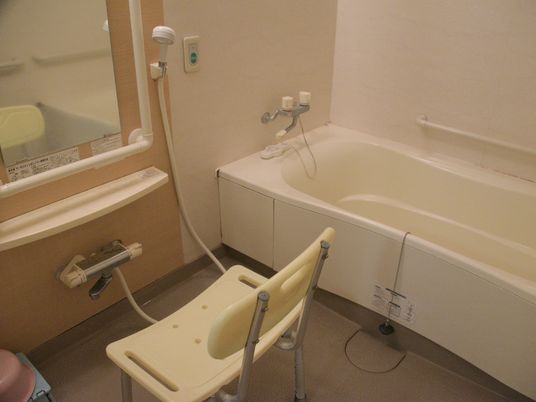 バリアフリーの浴室設備