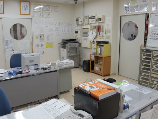 事務室のデスクと壁面